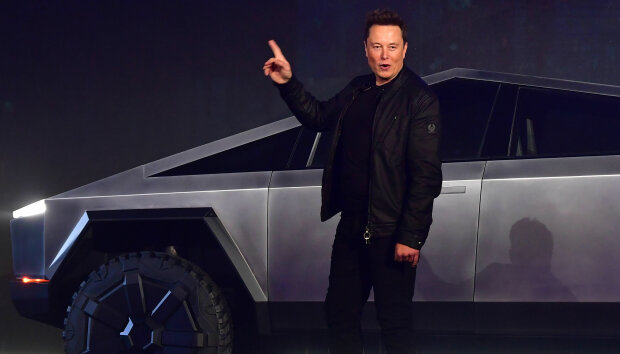 Илон Маск рассказал правду, почему от маленького шарика разбилось стекло его нового авто Tesla