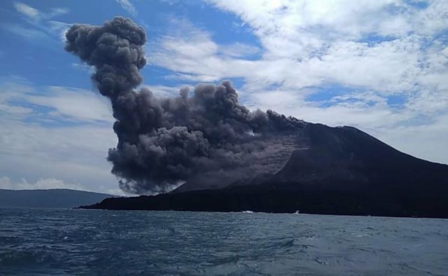 Извержение вулкана Анак-Кракатау вызвало стометровое цунами
