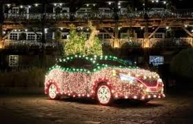 Nissan поздравил автомобилистов с Новым годом: автомобиль Leaf превратили в рождественскую елку