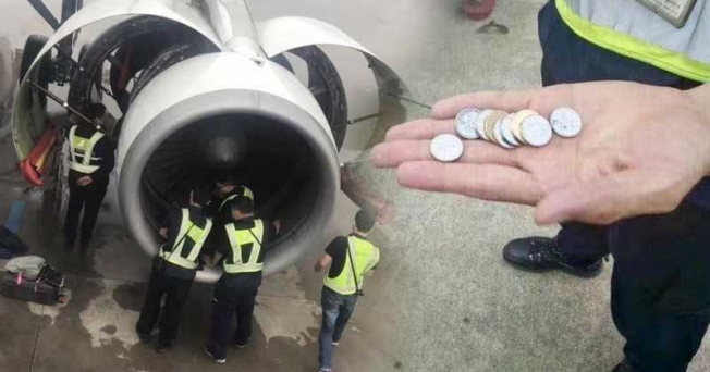 Суеверный мужчина для удачного полета бросил в двигатель самолета монеты