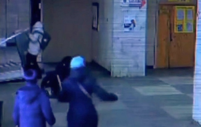 4-летнего мальчика привалило металлической дверью в больнице (видео 18+)