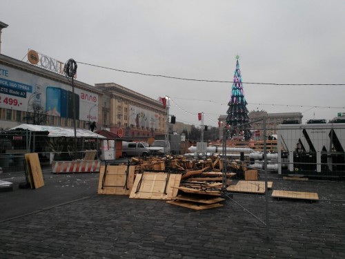 С улиц Харькова убирают новогодние декорации (видео)