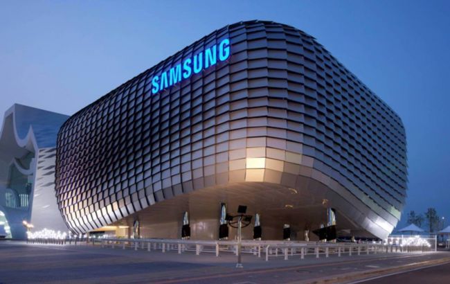 Samsung выпустил новый смартфон со складывающимся экраном