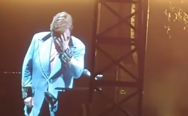 Элтон Джон расплакался во время концерта из-за болезни: видео