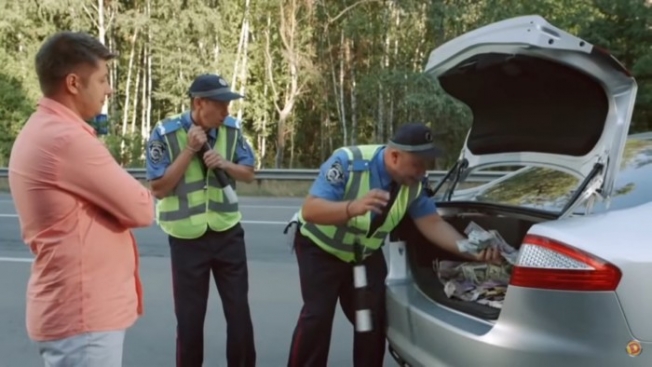 Як реагувати на вимогу поліцейського відкрити багажник