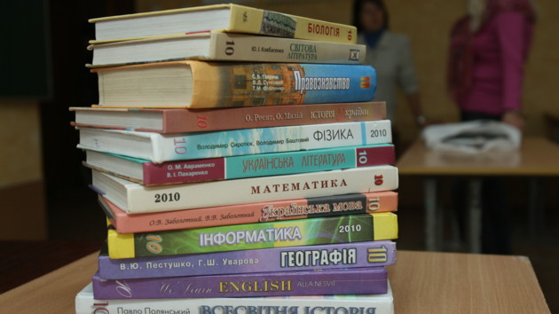 Учебники для школ будут отбирать по-новому: что готовят в Минобразования