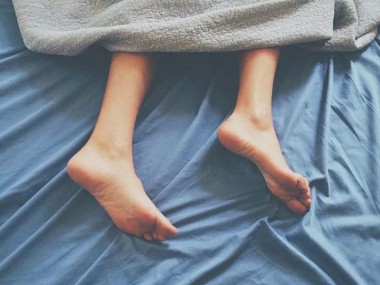 Медики пояснили, почему ноги должны быть открытыми во время сна