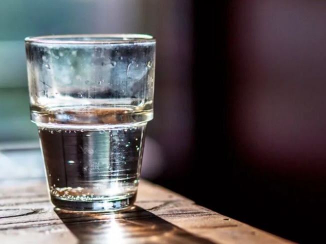 При каких проблемах со здоровьем помогает питье воды натощак по утрам