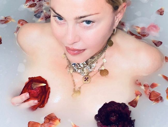 Голая Мадонна, которой перевалило за 60, рассуждает о коронавирусе в ванной (фото, видео)