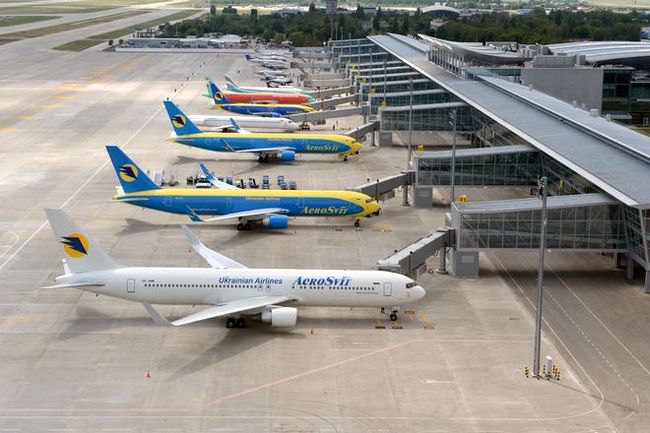 В Украине запретили выезд за границу, работает только один аэропорт: подробности 