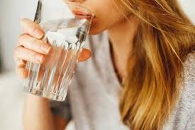 Вода спасает от коронавируса: врач объяснил, почему важно пить во время эпидемии
