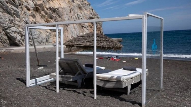 На пляжах Греции туристов изолируют в кабинках из стекла