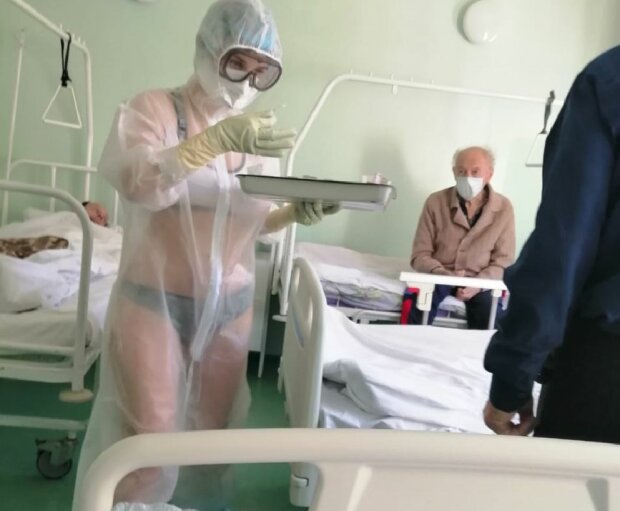 Всех исцелит: медсестра в одних лишь бикини и прозрачном халатике покорила больницу (фото)