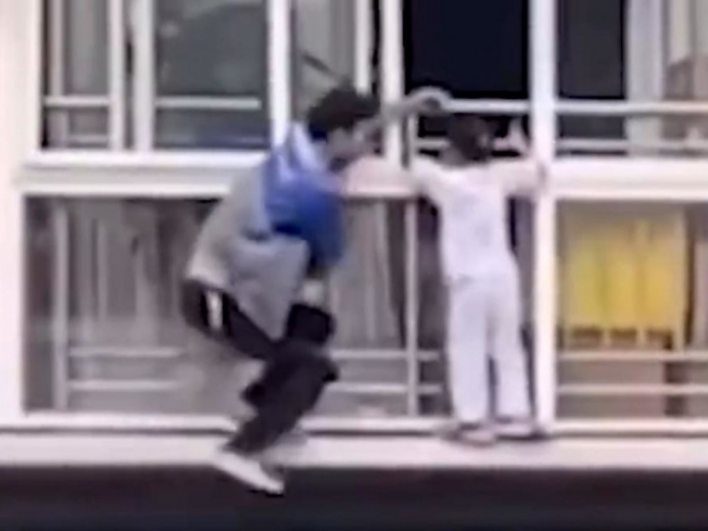 В Китае смельчак залез на шестой этаж и спас девочку от падения вниз (ФОТО, ВИДЕО)