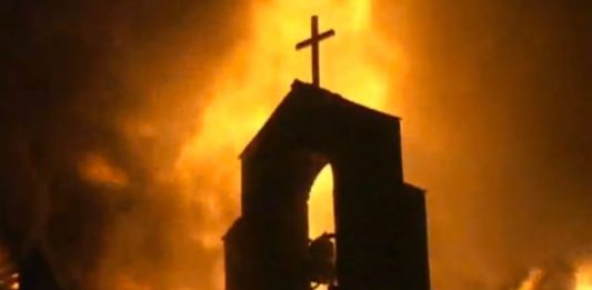 Заворушення в США: протестуючі підпалюють та грабують церкви
