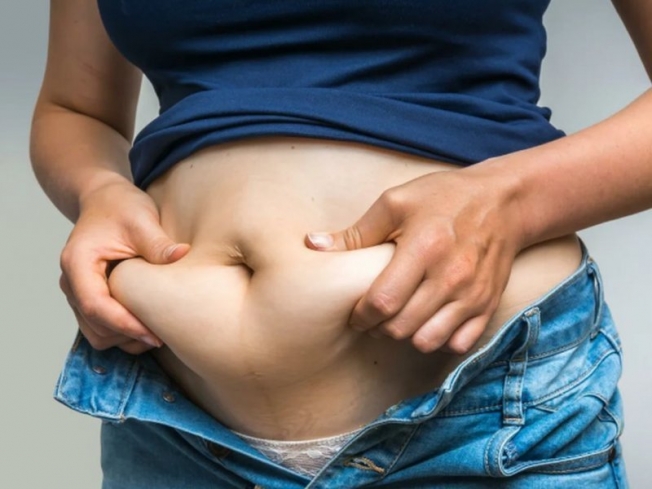 Нутрициолог рассказала, какие продукты помогут убрать жир на животе после 40 лет