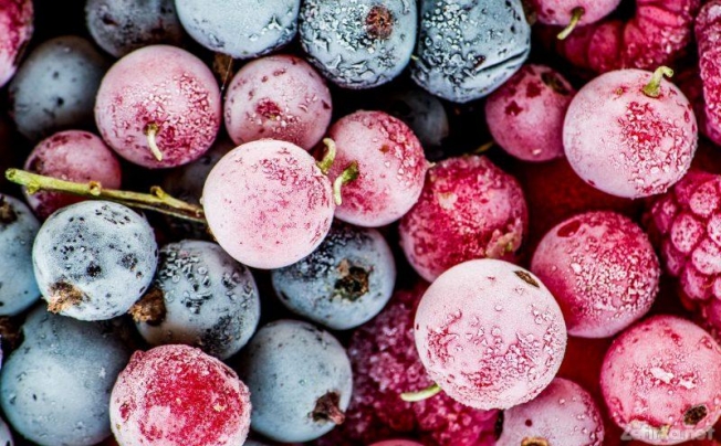 Как правильно заморозить ягоды и фрукты