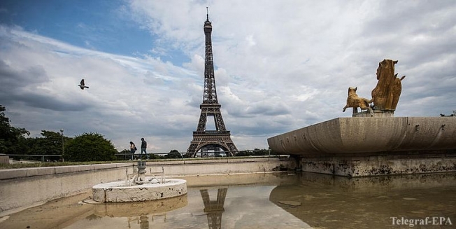 В Париже снова открыли Эйфелеву башню