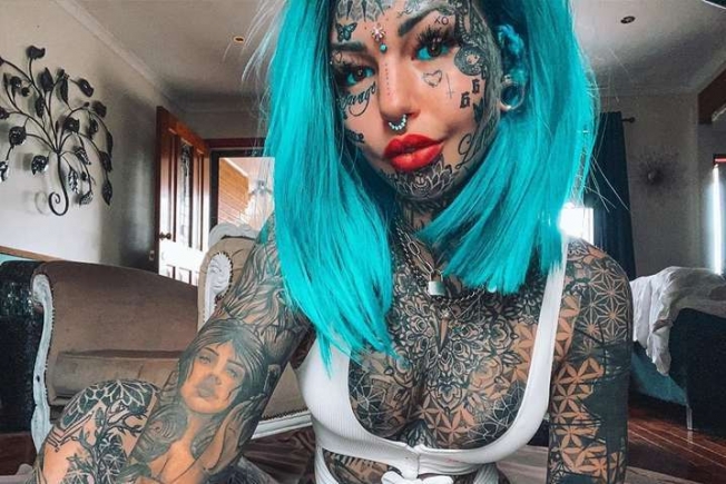 Девушка с 600 татуировками показала, как выглядела бы без них