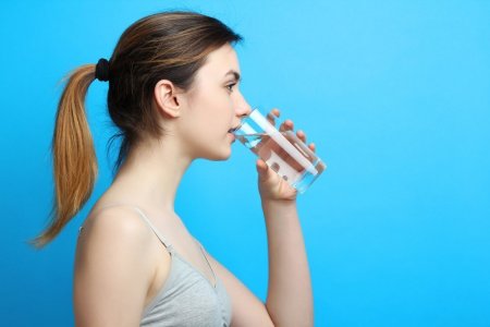 Эндокринолог объяснила, сколько нужно пить воды на самом деле