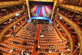В Іспанії у Королівському театрі глядачі зірвали оперу, тому що їх посадили близько один до одного