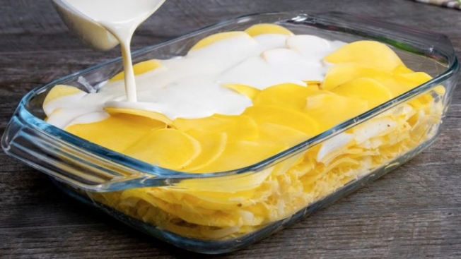 Идеальная картофельная запеканка с сыром и луком: самый простой вариант