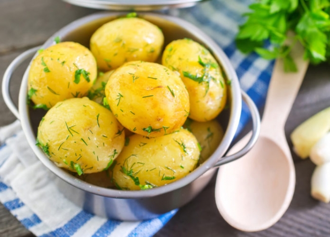 Названа главная ошибка, которую допускают многие при варке картофеля