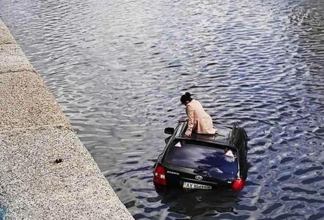 В реке Харьков утонул автомобиль KIA