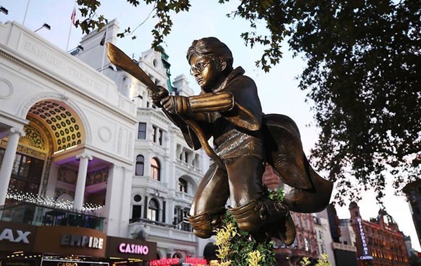 Памятник Гарри Поттеру установили в Лондоне