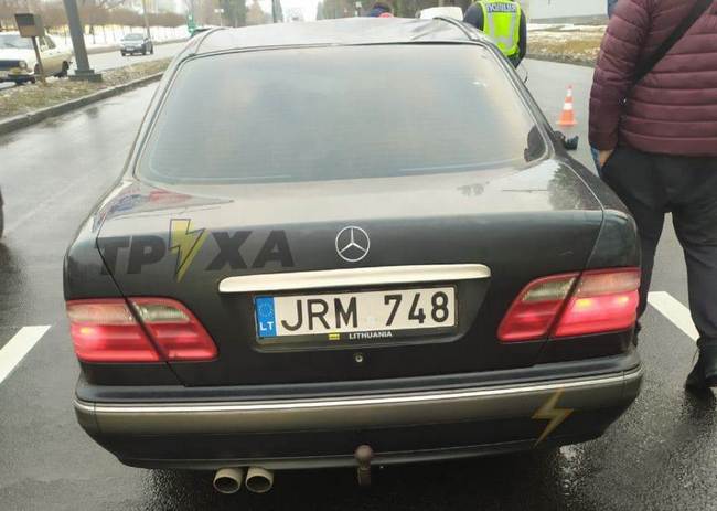 На проспекте Ландау Mercedes на литовских номерах сбил мужчину: пешеходу оторвало голову (фото, видео 18+)