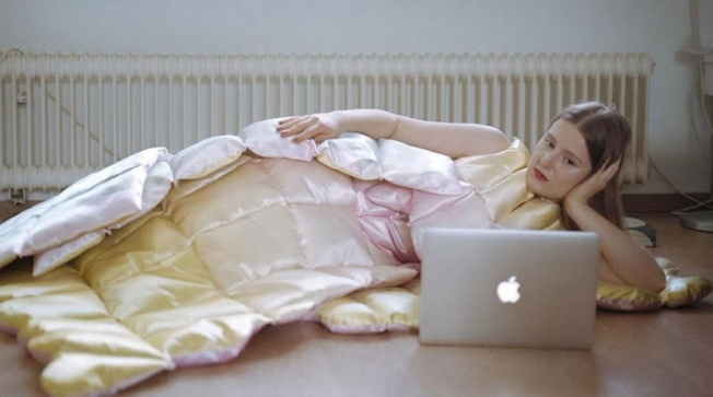 “Плаття-ковдра”: дизайнерка створила ідеальний одяг для роботи під час локдауну (фото)