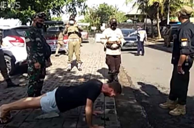 На Бали полиция заставляет туристов без масок отжиматься посреди улицы (ВИДЕО)