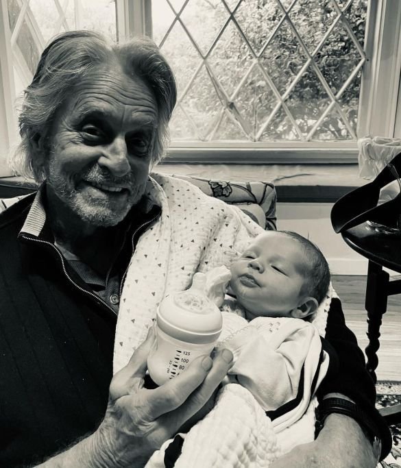 76-летний Майк Дуглас растрогал Сеть первой встречей с новорожденным внуком