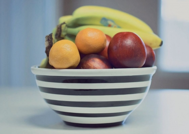 Вздутие живота, лишний вес: почему эксперты советуют не употреблять фрукты вечером