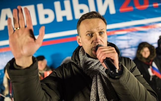 Навального отправили в тюрьму на 3,5 года. Суд сменил условный срок на реальный