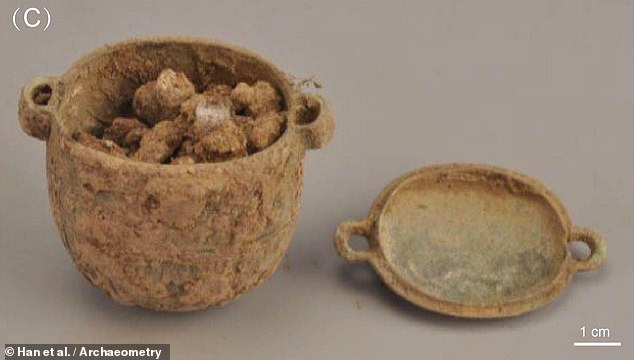 Археологи обнаружили крем для лица, которому 2700 лет, и узнали его ингредиенты