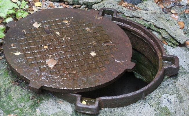В Киеве коммунальщики заварили люк канализации, пока там спал бездомный