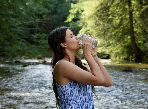 Медики выяснили, полезно ли пить воду до еды