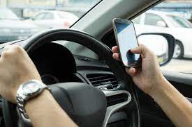 Две трети водителей пользуются телефоном за рулем