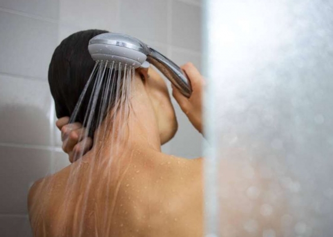 Врачи советуют не принимать душ дольше 5 минут