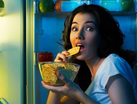 Из-за чего нас тянет на еду перед сном и как это прекратить
