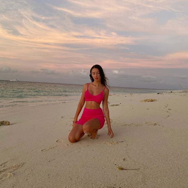 20-летняя дочь Джуда Лоу блеснула идеальной фигурой на берегу океана