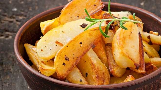 Як смачно приготувати молоду картоплю в духовці: простий рецепт