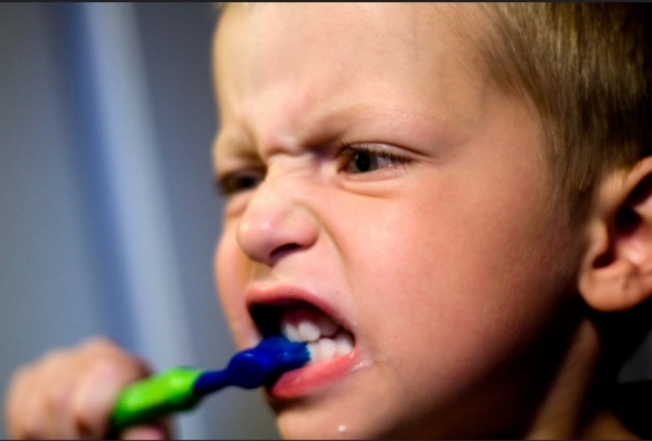 Стоматолог відповів, чи можна пошкодити зуби під час чищення
