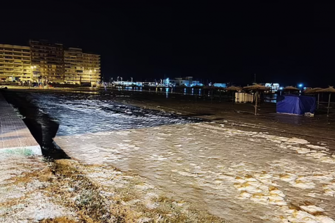 Курорт в Испании накрыло метеоцунами, затоплены улицы, повреждены авто