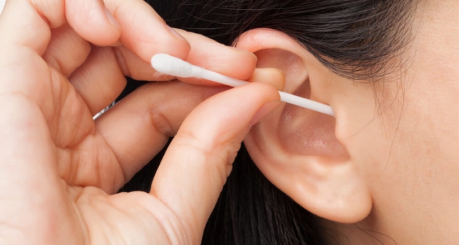 Як правильно чистити вуха, пояснив лікар
