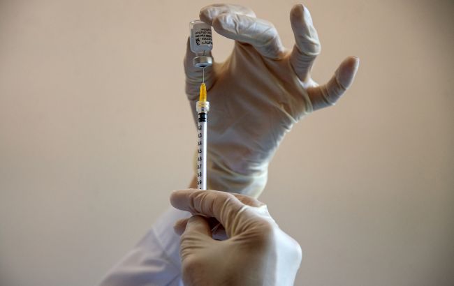 Испания одобрила бустерную вакцинацию среди людей старше 70 лет