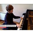 15-річний хлопчик з інвалідністю став піаністом з унікальною технікою гри  