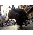 Удивительное спасение испанца, удравшего от трех разъяренных быков (видео)