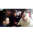 Папа Римский обвенчал пару в самолете во время полета